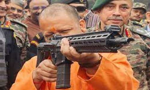 हाथ में राइफल लेकर लगाया निशाना, यूपी लखनऊ सेना के कार्यक्रम में दिखा सीएम योगी का अलग अंदाज