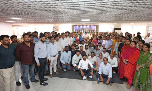 प्राइम मिनिस्टर अवॉर्ड से सम्मानित आईएएस अनुराग श्रीवास्तव का कर्मचारियों ने रेड कारपेट बिछा कर किया स्वागत*