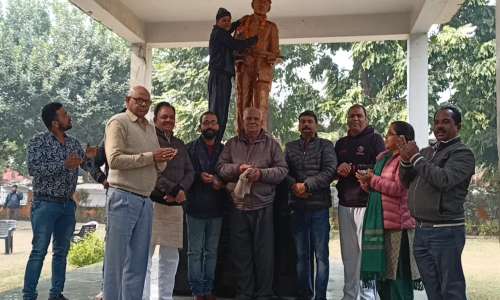 महासमिति ने शहीद कैप्टन मुकेश श्रीवास्तव की प्रतिमा की धुलाई व सफाई कर मुहिम का किया शुभारंभ