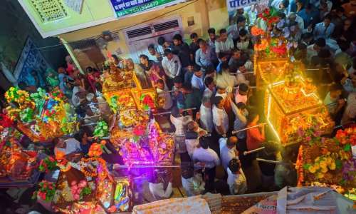 मस्जिद से भगवान पर फूलों की बारिश, जूलुस में मुस्लिम युवकों ने उठाए पूजा के डोल